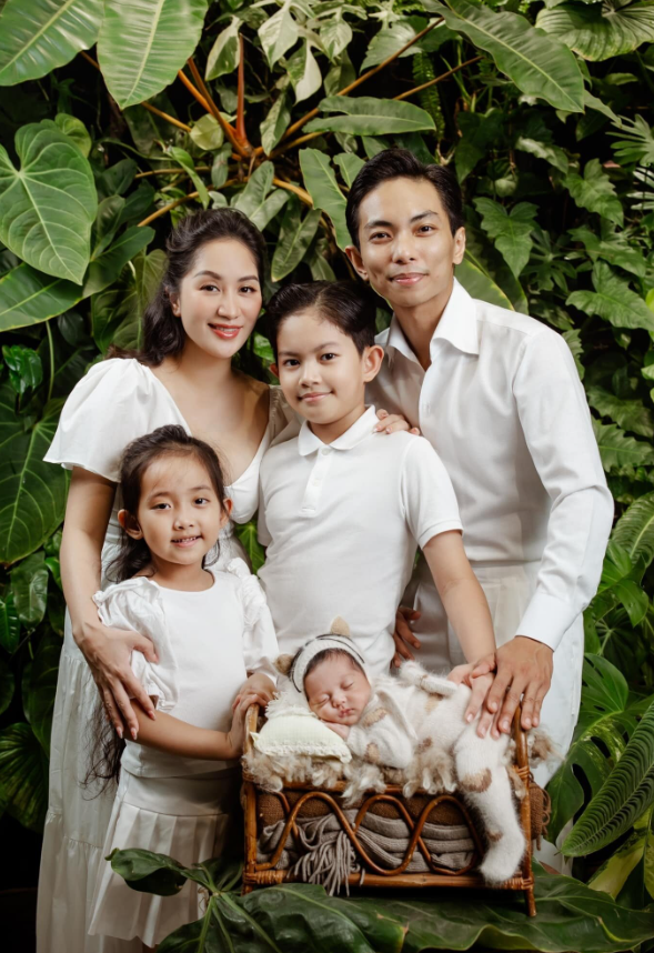 Kubi - Anna nhà Khánh Thi Phan Hiển được báo chí nước ngoài khen ngợi: Tài năng được thừa hưởng từ bố mẹ - Ảnh 6